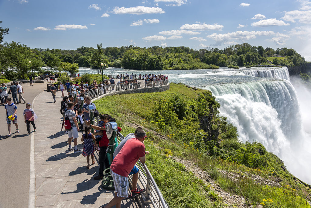 Водопад отзывы. Ниагарский водопад парк королевы Виктории. Niagara Falls State Park фауна. Уличная трасса Niagara Falls. Парк Москва Ниагара.